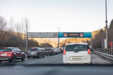 Slovenya 'daki Trojane otoyolunda trafik sıkışıklığı veya trafik sıkışıklığı, sıra sıra arabaların acil durum şeridi oluşturması. İşaret tıkanıklığı olan görünür LED panosu