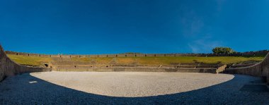 Pompei 'deki amfitiyatronun panoramik manzarası. Güneşli bir sonbahar gününde İtalya 'nın Napoli kenti yakınlarındaki Pompei şehrinin harabeleri arasındaki muazzam manzara....