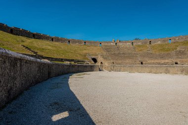 Pompei 'deki amfitiyatro manzarası. Güneşli bir sonbahar gününde İtalya 'nın Napoli kenti yakınlarındaki Pompei şehrinin harabeleri arasındaki muazzam manzara....