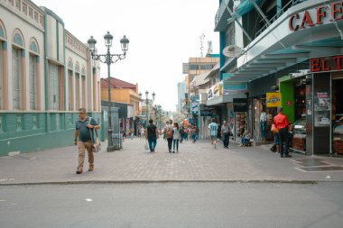 San Jose, Kosta Rika, 27.4.2023: Ana şehir yolunda turistler, işçiler ve dükkanlarla dolup taşan insanlar. Başkentte güneşli bir gün