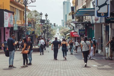 San Jose, Kosta Rika, 27.4.2023: Ana şehir yolunda turistler, işçiler ve dükkanlarla dolup taşan insanlar. Başkentte güneşli bir gün