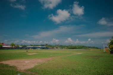 Bocas del Toro 'daki havaalanında, tarlalar ve orman arasında asfalt pist var. İniş pistinin başındaki futbol sahasına dikkat edin.