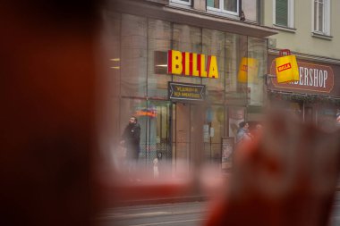 Graz, Avusturya, 10.12.2024: Bir cam cephede sabahın erken saatlerinde BILLA zincir mağazası için imza.