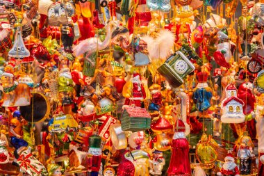 Üstten sarkan farklı süsler, bir Noel ağacı için altın ve kırmızı süsler, evler, araba figürleri gibi....