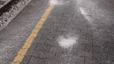 İnsanlar, yolcular ve bisikletçiler için tehlikeli olabilecek buzlanma ve buz oluşumuna karşı korunma amaçlı tren platformunda büyük miktarda tuz