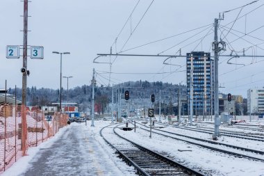 Ljubljana 'daki tren istasyonunun yenilenmesi, doğuya dönük görüş, yeni pist şeması ve raylar arasında bazı inşaat çalışmaları..