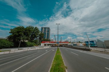 Köprü tadilatı nedeniyle kapalı yol. Ljubljana, Slovenya yakınlarındaki tren üst geçidinde çalışmalar devam ederken, geniş şehir yolu kapalı ve trafikten arınmış durumda.