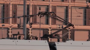 Trendeki pantograf, buza bağlı olarak grafit kaydırıcıdan kıvılcımlar ve katenareri telindeki soğuk hava nedeniyle uçuyor. Lokomotif kablodaki buzdan dolayı güç kaybediyor..