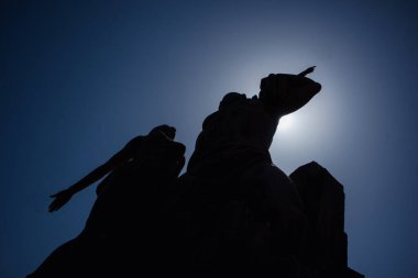 Afrika Rönesans Heykeli veya Senegal, Dakar 'da güneşli bir günde Afrika Rönesans Anıtı. Merdivenlerin altından yukarı doğru bak....