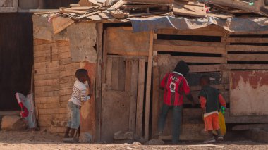 Dakar, Senegal, 11.2.2018: Eski Goree köle adasında, Dakar yakınlarında ahır ve kulübelerin yanında oynayan çocuklar.
