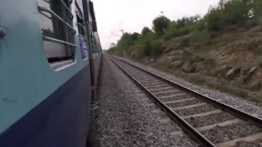 POV ya da Hindistan 'daki bir trenin ilk elden görüntüsü. Trenden çıkan kamera çift raylı Hint treninin yanında kayıtta. Geleneksel mavi arabalar, raylarda hız yapıyorlar.