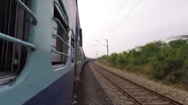 POV ya da Hindistan 'daki bir trenin ilk elden görüntüsü. Trenden çıkan kamera çift raylı Hint treninin yanında kayıtta. Geleneksel mavi arabalar, raylarda hız yapıyorlar..