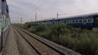 POV ya da Hindistan 'daki bir trenin ilk elden görüntüsü. Trenden çıkan kamera çift raylı Hint treninin yanında kayıtta. Geleneksel mavi arabalar, raylarda hız yapıyorlar..