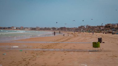 Yoff Dakar 'daki sahil, çöplerle ve insanlarla dolu. Sahilde korsan ya da pirogue adında bir sürü tekne bekliyor. Enkaz için iki varil duruyor..