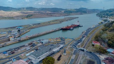 Panama kanalı, arka planda Pedro Miguel ve Miraflores 'e kilitleniyor. Arkadaki Panama şehrini görebiliyoruz. Panama Kanalı şu anda ABD ve Trump hakkında bir soru..