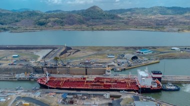 Panama kanalı, arka planda Pedro Miguel ve Miraflores 'e kilitleniyor. Arkadaki Panama şehrini görebiliyoruz. Panama Kanalı şu anda ABD ve Trump hakkında bir soru..