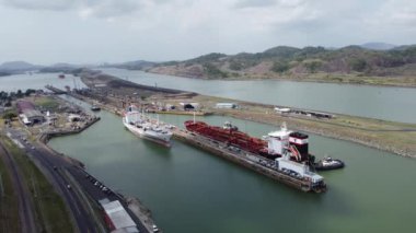 Pedro Miguel, Panama, 13.5.2023, Panama kanalı, arka planda Pedro Miguel ve Miraflores 'e kilitleniyor. Arkasında Panama şehri var. Panama Kanalı, Trump ve ABD gemisinin geçişi hakkında bir soru.