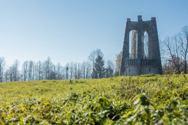 2. Dünya Savaşı Panoraması partizanlar tarafından Ulaka tepesindeki Stari Trg pri Lozu köyünün üzerine dikildi. Güneşli bir sonbahar gününde görülebilir taş yapı..