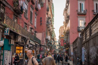 Napoli, İtalya, 30,10.2024: Napoli 'deki Via dei tribunali, turist ve mağazalarla dolu. Şehirde popüler bir yer.