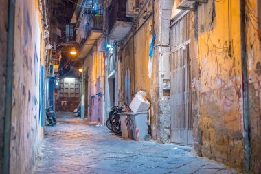 Napoli 'deki ya da Napoli şehir merkezindeki karanlık sokak. Çöp, scooter ve kirli duvarlarla dolu dar sokaklar.
