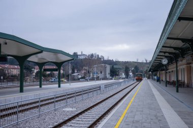 2025 Avrupa Kültür Başkenti 'nin yenilenmesi kapsamında Nova Gorica' daki tren istasyonu platformu. İstasyonun önündeki ana platformun manzarası.