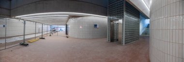 2025 Avrupa Kültür Başkenti 'nin yenilenmesi kapsamında Nova Gorica' daki tren istasyonunun altgeçidi. İstasyonun önündeki ikinci platforma giden merdivenler görülüyor..