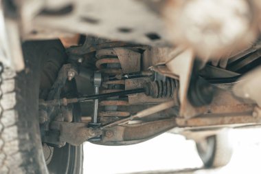 Yeni bir dengeleyici çubuğu ve bir kamyonun lades kemiği süspansiyonunun ön görüntüsü. Askı, yay, tekerlek gibi görünür süspansiyon bileşenleri,..