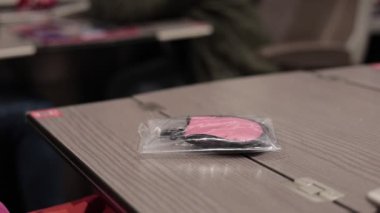 Tren sehpasındaki gözler için paketlenmiş seyahat perdeleri. İnsanlar trende rahat seyahat etmek için jaluzi kullanıyorlar...