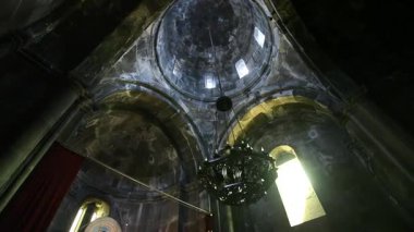 Ermenistan 'daki Geghard Manastırı' nın iç manzarası. Karanlık Ortodoks Manastırının İçi.