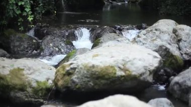 Georgia, Batumi 'ye yakın akıntılarla kaplanmış taşların üzerinde akan su..