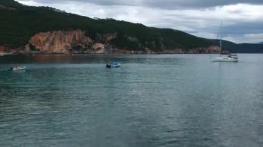 Lichnos 'un güzel plajlarının havadan manzarası, Yunanistan' da pargaya yakın. Fotoğraf bulutlu ama yine de inanılmaz bir günde çekildi..