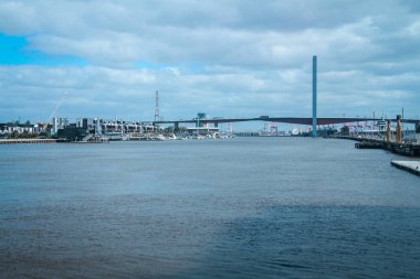 Melbourne, Avustralya 'daki rıhtım bölgesi. Güneşli bir günde şehrin bu köhne bölgesinde Marina, deniz ve yollar