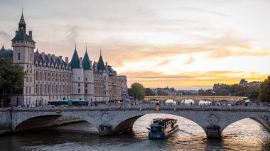 Paris 'teki Seine nehri üzerindeki köprülerde hoş bir akşam sahnesi, güneş batıyor. İnsanlar ve nakliye notre madam istikametinde.
