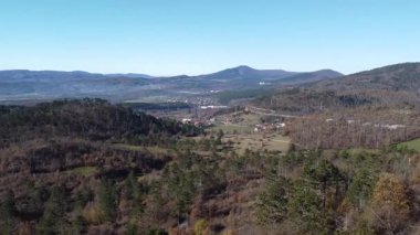 Tepenin tepesinden Pivka, Narin ve Neverke, Divaca 'ya bakan hava aracı görüntüsü. Güneşli bir sonbahar günü..