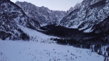 Planica 'nın 4k' lık insansız hava aracı panoraması sabahın erken saatlerinde birçok kayak atlayışı görülebiliyor..