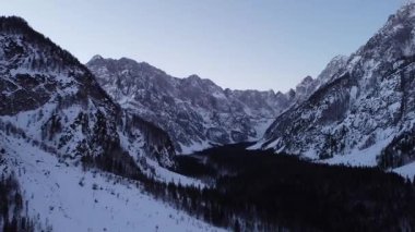 Planica 'nın 4k' lık insansız hava aracı panoraması sabahın erken saatlerinde birçok kayak atlayışı görülebiliyor..