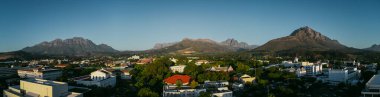 Stellenbosch, Güney Afrika 'nın yukarısında Simonsberg ve Hottentots dağlarına bakan akşam hava aracı panoraması. Güzel akşam manzarası.
