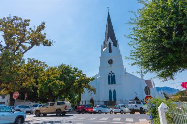 Stellenbosch 'un merkezindeki Hollanda kilisesinde reformlar yapıldı. Önden, sokaktan bak. Yüksek güneşli güneşli yaz günü.