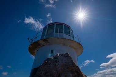 Cape Point 'teki destansı bir deniz fenerinin ön görüntüsü ya da umudun pelerini. Sıcak bir yaz gününde kurbağa manzarası, insan yok, mavi gökyüzü. Afrika 'da deniz feneri.