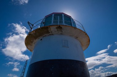 Cape Point 'teki destansı bir deniz fenerinin ön görüntüsü ya da umudun pelerini. Sıcak bir yaz gününde kurbağa manzarası, insan yok, mavi gökyüzü. Afrika 'daki deniz feneri, güneş ışığı görünür..