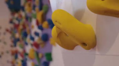 Plastik el kavrama ya da kapalı ortamlarda tırmanmak için tutuş, kayaların eğitilmesi için renkli tutuş.