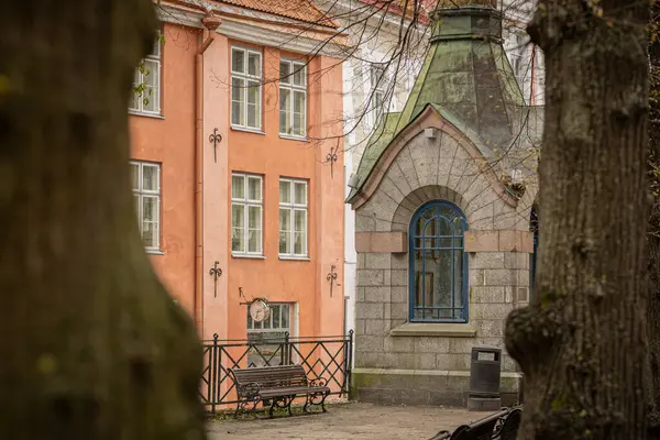 Tallinn 'deki Roheline Turg' un üzerinde yeşil bir kubbe bulunan küçük bir şapeli vardır. Şeftali renkli tarihi binalar, eğimli ahşap bir yapı ve sokak tabelaları bulutlu bir gökyüzünün altında duruyor, ortaçağ cazibesiyle şehir yaşamını harmanlıyor...