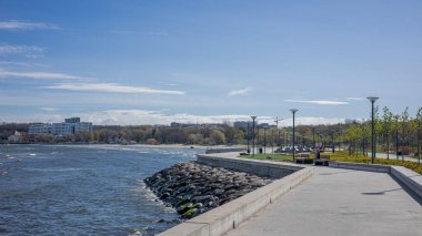 Tallinn, Estonya 'daki bu sakin kıyı geçidi kıyı şeridi boyunca sıralar, modern sokak lambaları ve Baltık Denizi manzaralarıyla uzanır. Güneşli bir gün ve açık mavi bir gökyüzü huzurlu ve rahatlatıcı bir atmosfer yaratır...