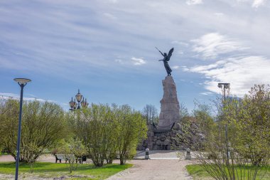 Tallinn 'deki Rusalka Anıtı, 1902' de Amandus Adamson tarafından yapılan bronz bir heykel, Rus savaş gemisi Rusalka 'da 1893' te kaybedilen 177 denizciyi onurlandırdı. Granit bir sütunun tepesinde bir melek Kadriorg 'daki gemi enkazını gösteren bir Ortodoks haçı tutuyor.