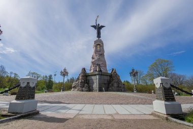 Tallinn 'deki Rusalka Anıtı, 1902' de Amandus Adamson tarafından yapılan bronz bir heykel, Rus savaş gemisi Rusalka 'da 1893' te kaybedilen 177 denizciyi onurlandırdı. Granit bir sütunun tepesinde bir melek Kadriorg 'daki gemi enkazını gösteren bir Ortodoks haçı tutuyor.