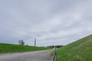 Tallinn 'deki bu anıtta bulutlu bir gökyüzünün altında çimenli bir sete karşı dizilmiş uzun, ince bir dikilitaş yer alıyor. Asfaltlı bir patika, yeşil yamaçlarla çevrili anıta ve uzaktaki ağaçların oluşturduğu kasvetli ama sakin bir çizgiye doğru gidiyor.