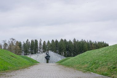 Tallinn 'deki bu anıtta bulutlu bir gökyüzünün altında çimenli bir sete karşı dizilmiş uzun, ince bir dikilitaş yer alıyor. Asfaltlı bir patika, yeşil yamaçlarla çevrili anıta ve uzaktaki ağaçların oluşturduğu kasvetli ama sakin bir çizgiye doğru gidiyor.