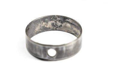 Görünür çizikler, soyulmuş yüzey ve delinmiş petrol kuyusu olan eski bir metal çalılığın yakın çekimi. Beyaz arka planda izole edilmiş, gösterişli doku ve endüstriyel giysi. Mühendislik ve onarım kavramları için ideal.