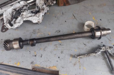 Diesel motordan tam olarak kaldırılmış bir ara milin yakın çekimi, dahili kayma yönlerini ve Alman işçiliğini ortaya çıkarıyor, güç transferi için gerekli, yağ ve vakum pompası teçhizatı