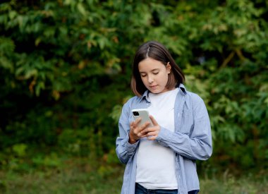 Akıllı telefon kullanan güzel genç hippi kız.